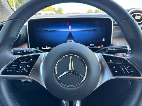 Used 2025 Mercedes-Benz GLC 300 4MATIC image 8