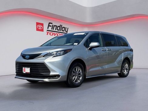 Certified 2025 Toyota Sienna LE FWD image 1