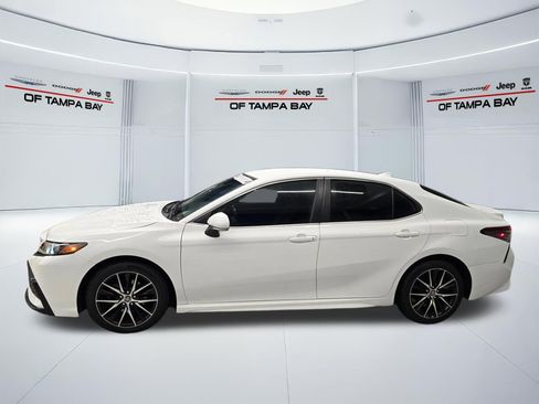 Used 2023 Toyota Camry SE FWD image 3