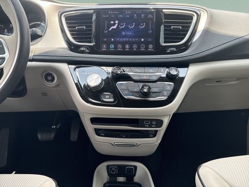 Used 2019 Chrysler Pacifica Limited w/ Advanced Safetytec Group FWD image 13