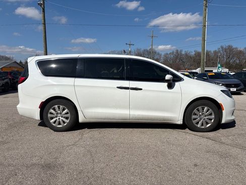 Used 2018 Chrysler Pacifica L FWD image 3