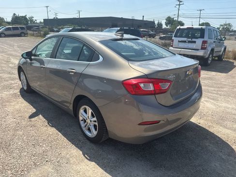 Used 2017 Chevrolet Cruze LT FWD image 2