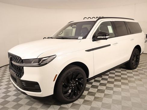 New 2025 Lincoln Navigator Reserve w/ Jet Appearance Package AWD/4WD image 10