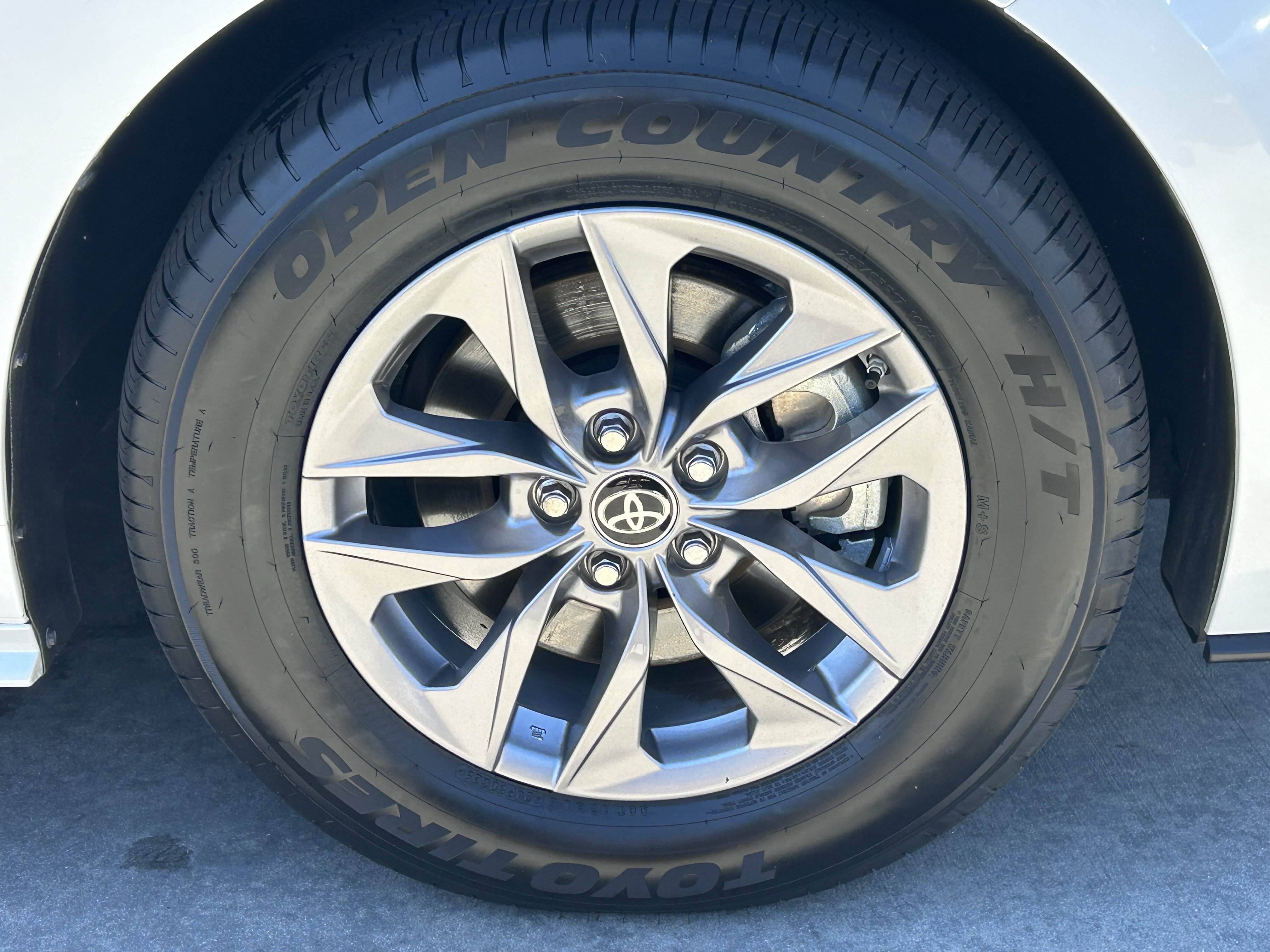Certified 2025 Toyota Sienna XLE FWD image 8