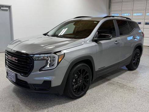 Used 2024 GMC Terrain SLE w/ Driver Convenience Package FWD image 2