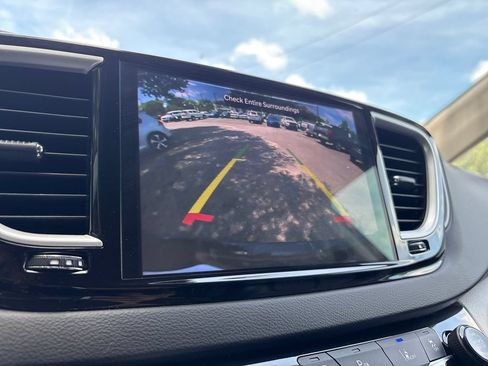 Used 2023 Chrysler Pacifica Touring-L FWD image 19