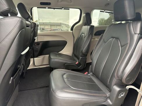 Used 2017 Chrysler Pacifica Touring-L Plus w/ Advanced Safetytec Group FWD image 17