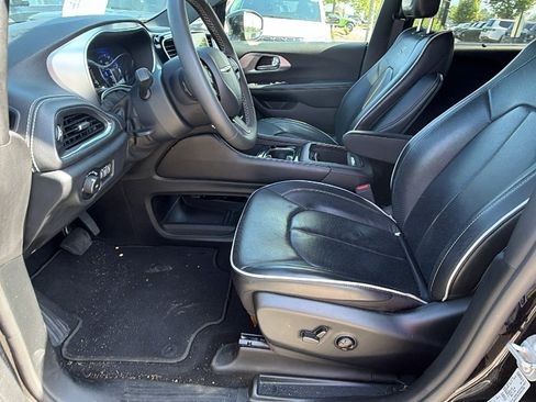 Used 2025 Chrysler Pacifica Limited FWD image 17