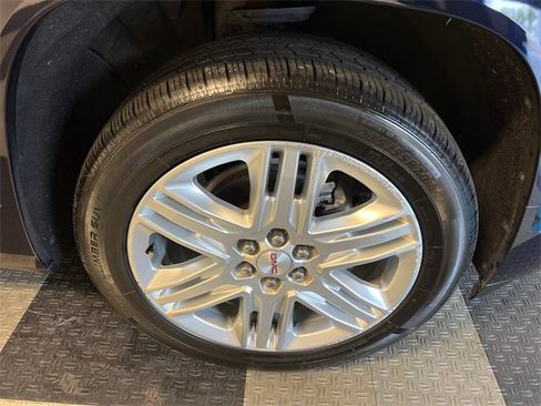 Used 2021 GMC Acadia Denali w/ Denali Technology Package image 10