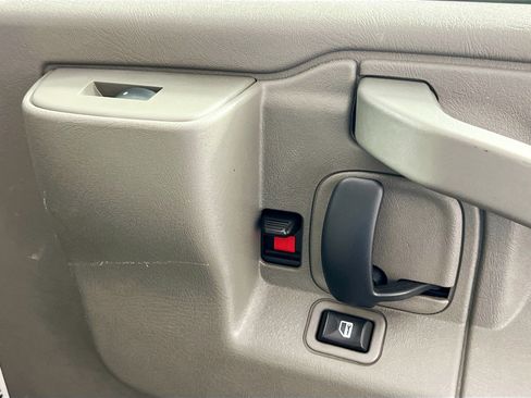 Used 2017 Chevrolet Express 3500 Extended image 22