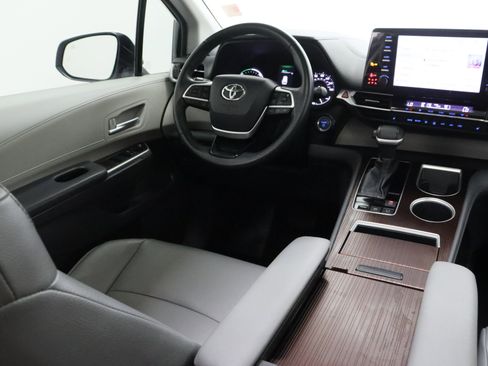 Used 2021 Toyota Sienna XLE FWD image 32