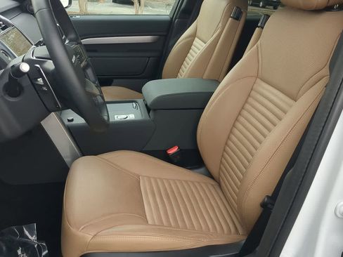 Used 2025 Land Rover Discovery Dynamic SE image 17