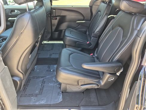 Used 2025 Chrysler Pacifica Select FWD image 24