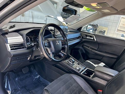Used 2024 Mitsubishi Outlander AWD image 18