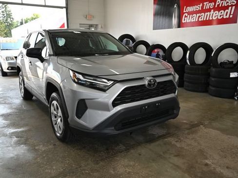 Used 2024 Toyota RAV4 LE AWD/4WD image 3