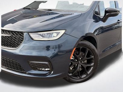 Used 2025 Chrysler Pacifica Limited