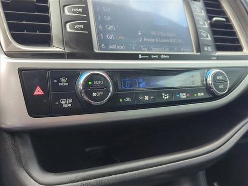 Certified 2019 Toyota Highlander SE FWD image 23