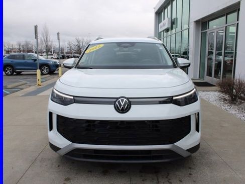 Used 2025 Volkswagen Tiguan SE image 2