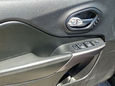 Used 2019 Jeep Cherokee Limited AWD/4WD image 12