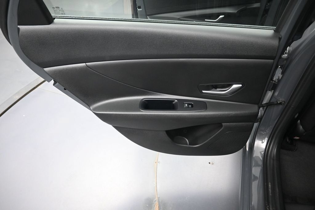 Used 2025 Hyundai Elantra SE FWD image 26