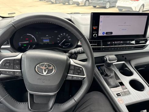 Used 2025 Toyota Sienna XLE FWD image 19