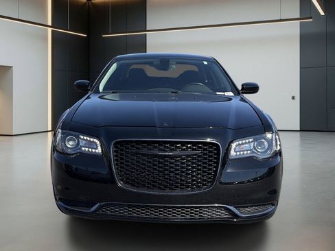 Used 2019 Chrysler 300 Touring w/ Sport Appearance Package RWD image 8
