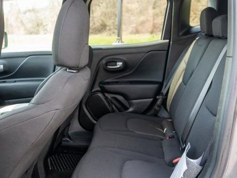 Used 2023 Jeep Renegade Latitude AWD/4WD image 12