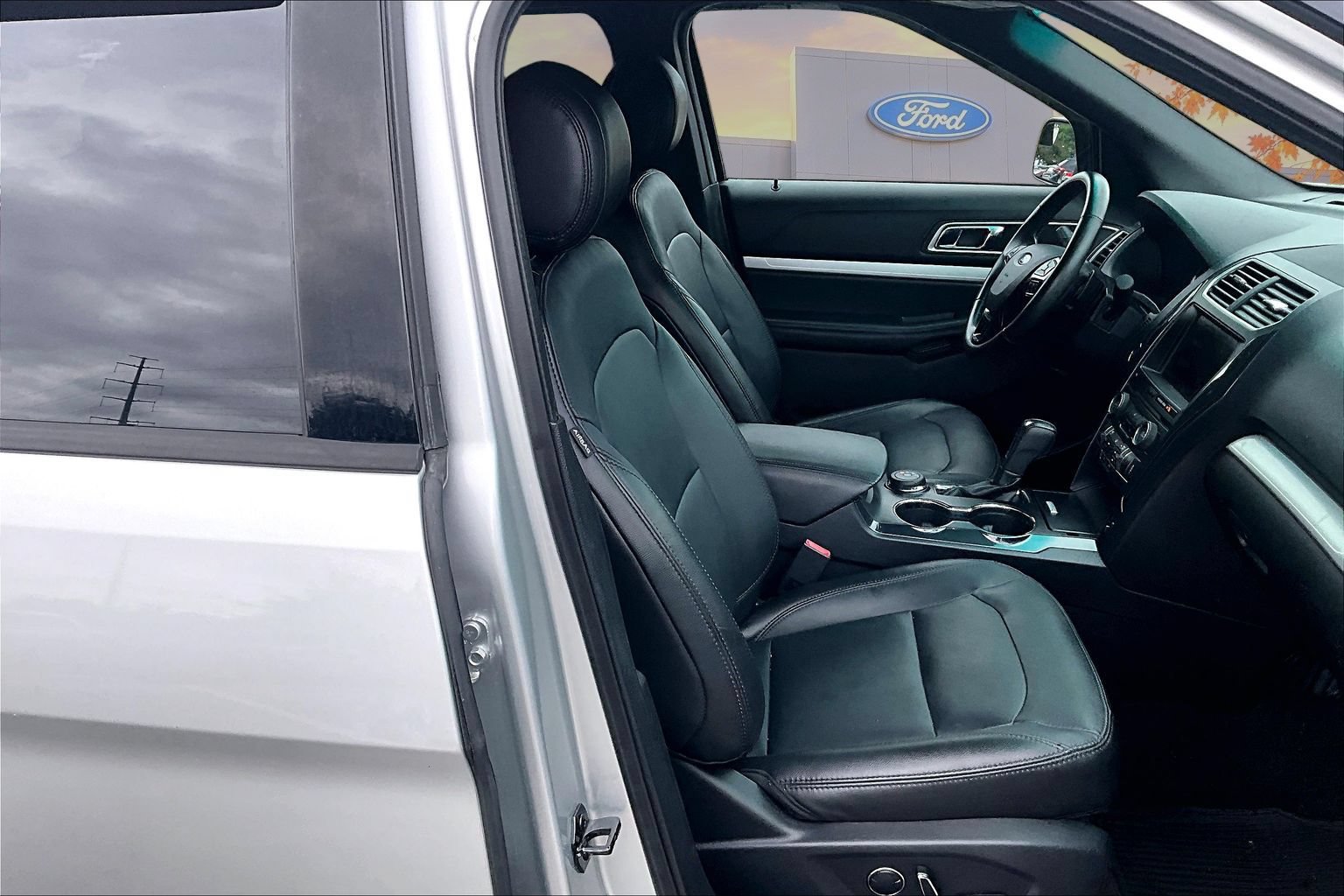 Used 2016 Ford Explorer XLT w/ Equipment Group 202A AWD/4WD image 30