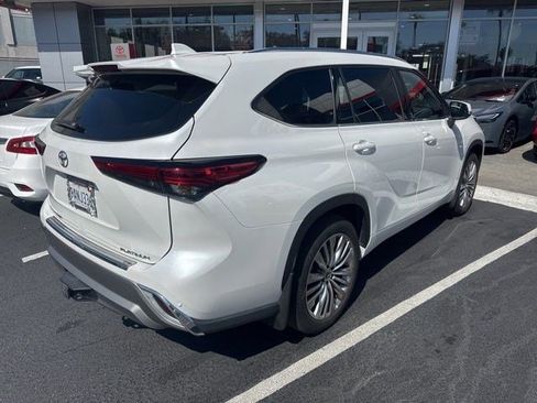 Used 2022 Toyota Highlander Platinum image 2