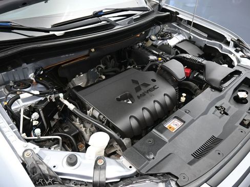 Used 2015 Mitsubishi Outlander SE image 58