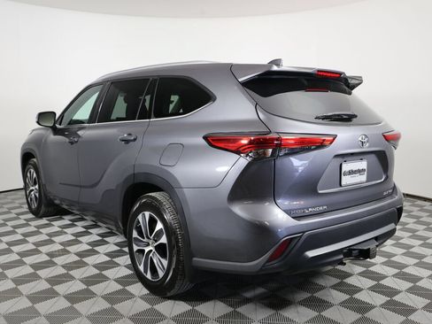 Used 2021 Toyota Highlander XLE AWD/4WD image 4