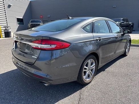 Used 2018 Ford Fusion SE w/ Fusion SE Technology Package image 3