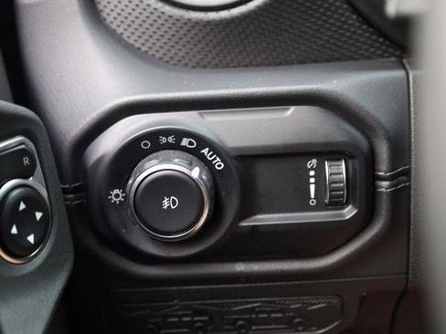 Used 2025 Jeep Wrangler Unlimited Rubicon image 19