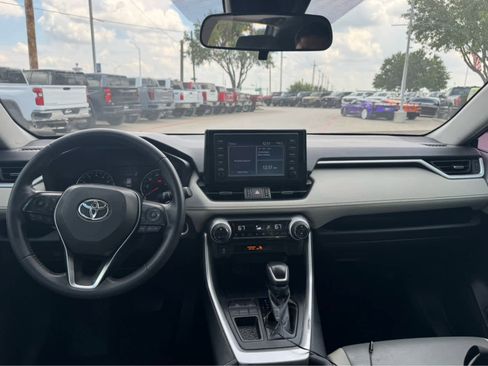 Used 2019 Toyota RAV4 XLE Premium FWD image 7