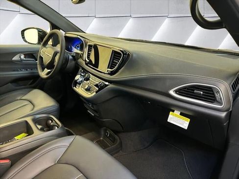 New 2026 Chrysler Pacifica Select image 28