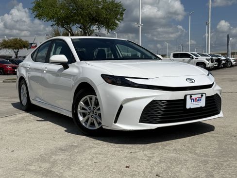 Used 2025 Toyota Camry LE image 2
