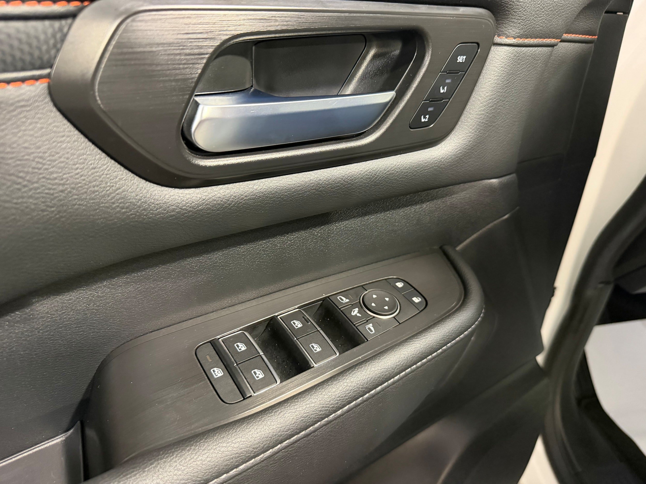 Used 2025 Nissan Armada PRO-4X w/ Pro-4X Premium Package AWD/4WD image 13
