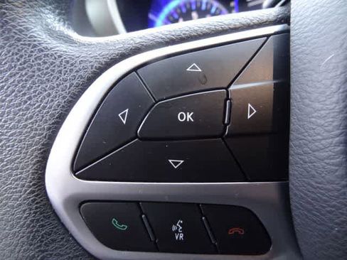 Used 2018 Chrysler Pacifica Touring Plus w/ Tire & Wheel Group FWD image 10