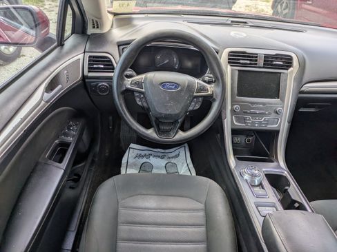 Used 2020 Ford Fusion SE FWD image 12