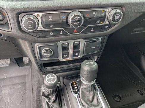 Used 2025 Jeep Wrangler Sport image 16