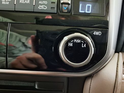 Used 2022 Lexus GX 460 Premium w/ Accessory Package AWD/4WD image 22