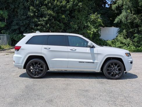 Used 2018 Jeep Grand Cherokee Altitude AWD/4WD image 2