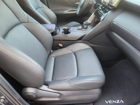 Used 2024 Toyota Venza XLE image 14