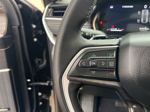 Used 2024 Jeep Grand Cherokee Limited w/ Luxury Tech Group II image 35