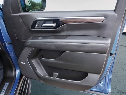 Used 2025 Chevrolet Tahoe LT w/ Comfort Package image 32