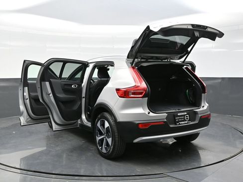 Used 2025 Volvo XC40 B5 Plus image 37