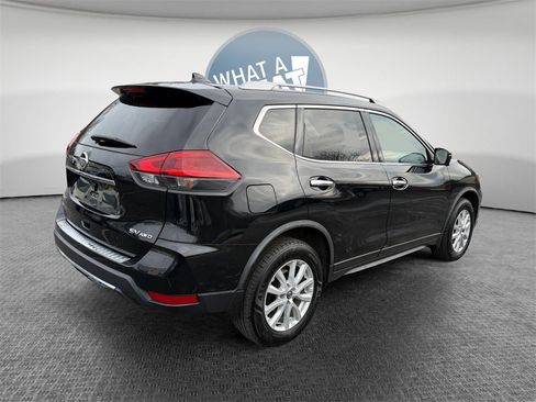 Used 2018 Nissan Rogue SV w/ Premium Package image 3