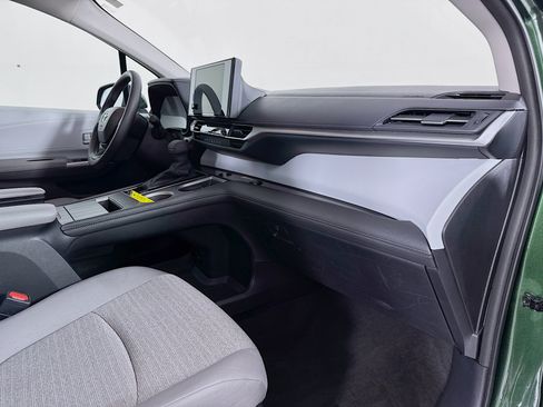 Certified 2026 Toyota Sienna LE FWD image 29
