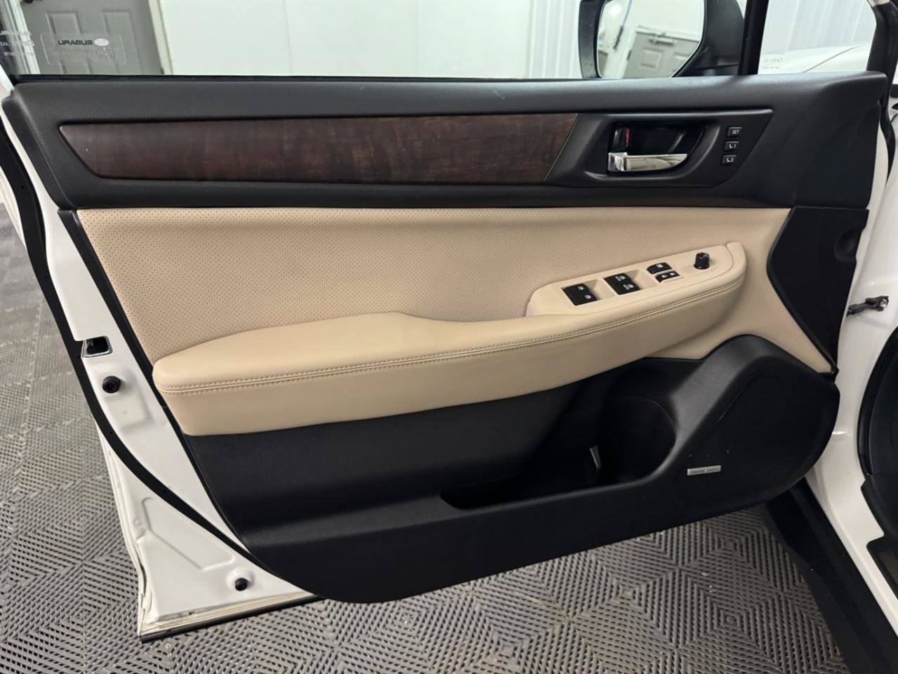 Used 2017 Subaru Outback 2.5i Limited AWD/4WD image 5