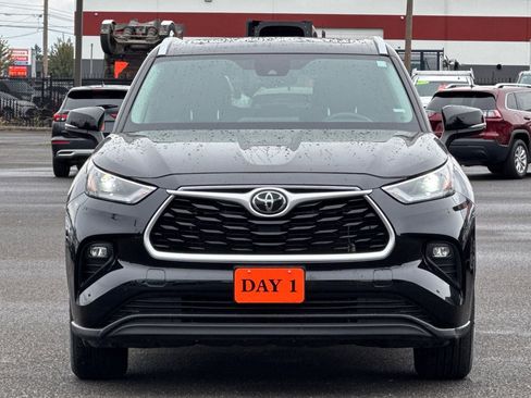 Used 2024 Toyota Highlander XLE AWD/4WD image 10